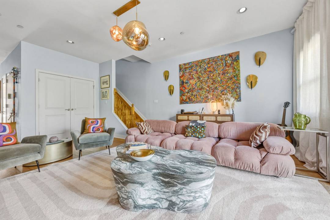 FULLY FURNISHED, just bring your toothbrush !
