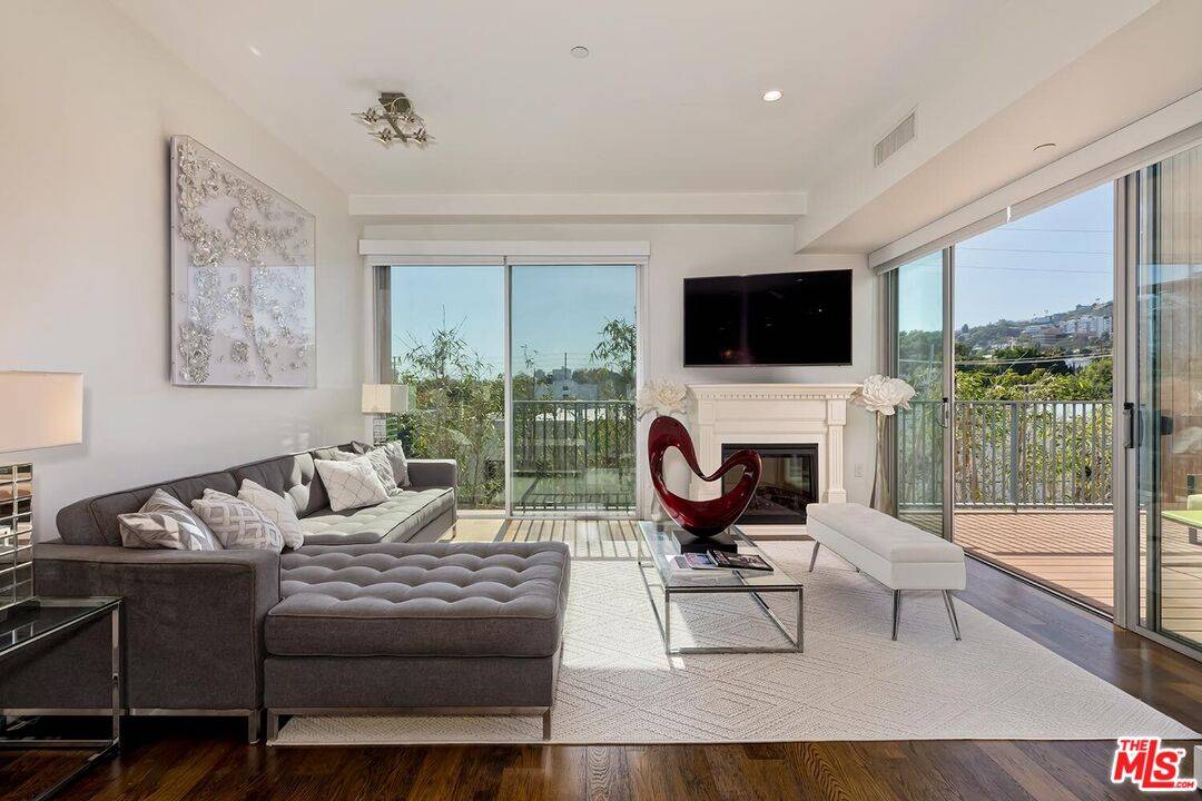 855  N Croft Ave 2BR Sunset Strip La