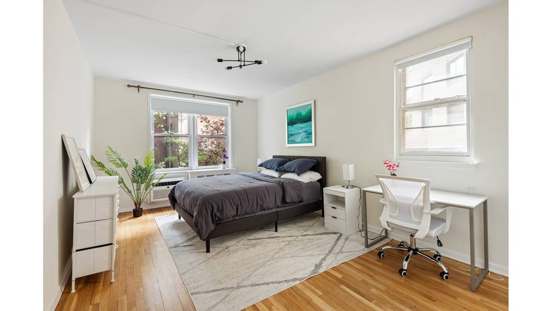 This spacious one bedroom home is in the heart of Carnegie Hill, offering charming views of classic brownstones and blossoming magnolia and pear trees.