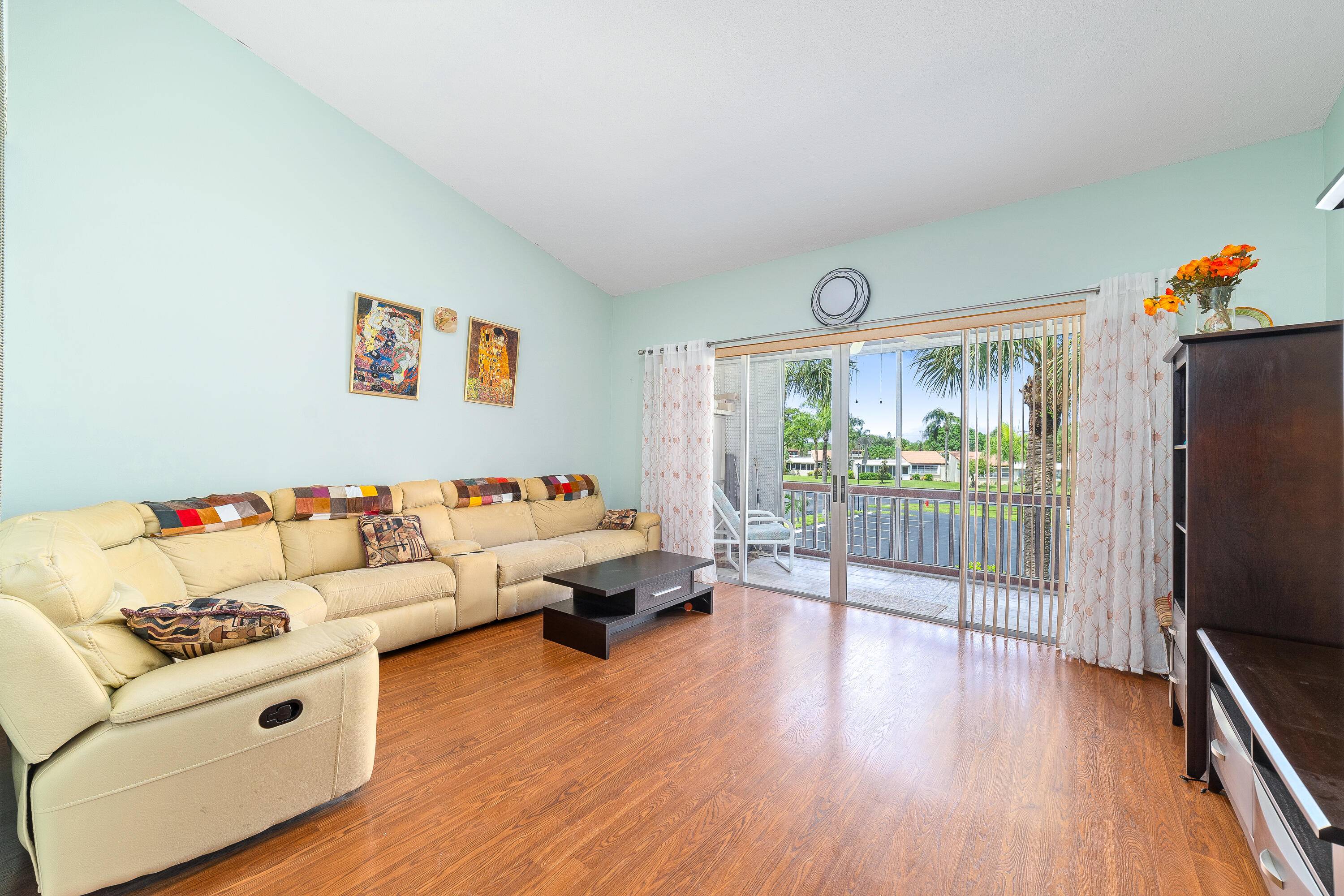 This great 2 bedroom, 2 bathroom, unit features volume ceiling in the living room, laminate flooring throughout and tile in the kitchen and bathrooms.