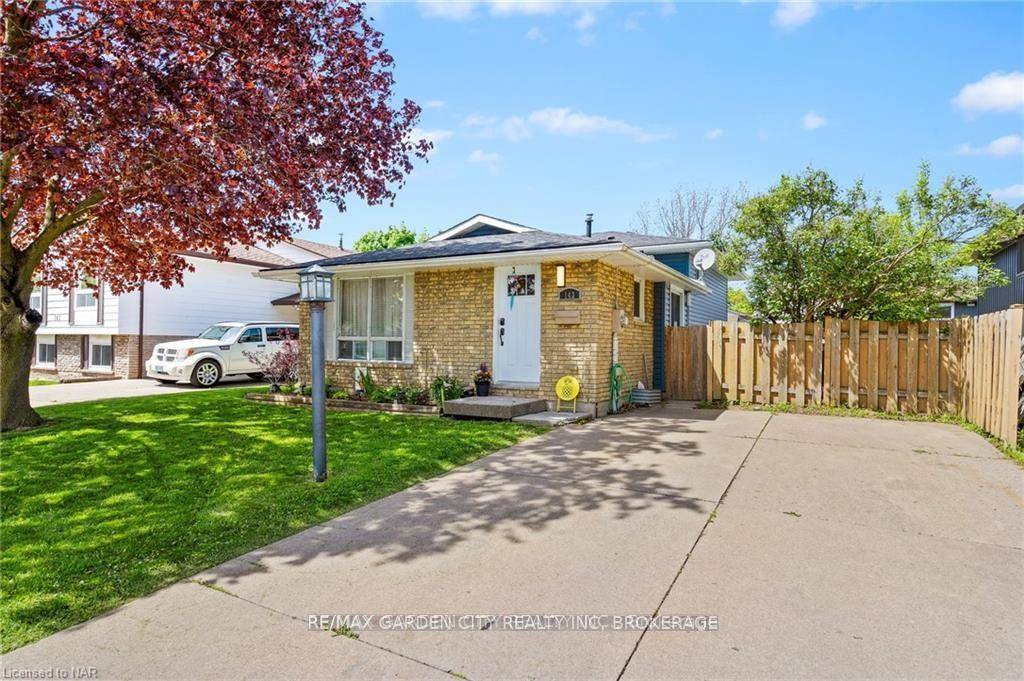 This beautiful 3 bedroom backsplit with full in law suite is the perfect home for young families or the savvy investor !