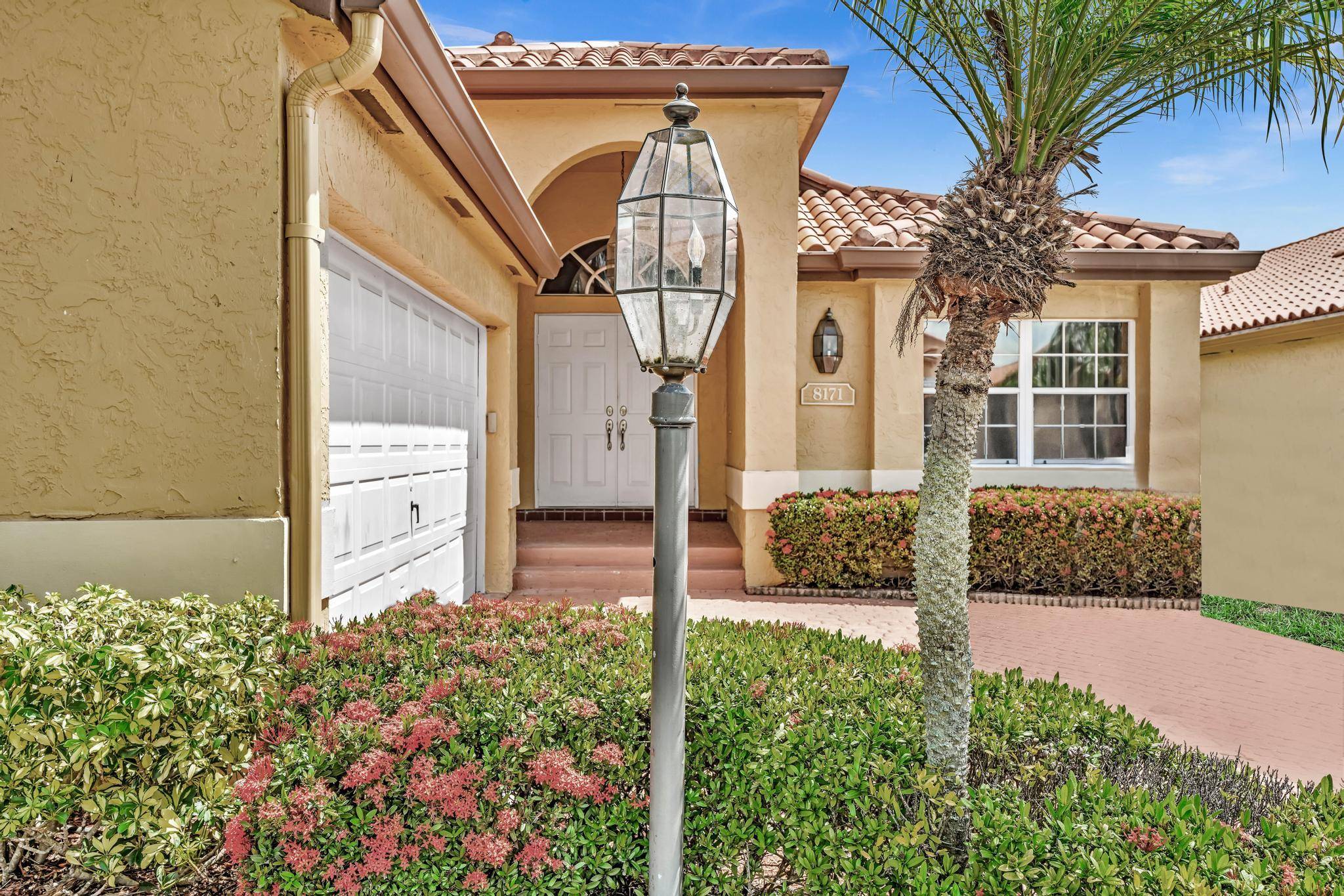 LOWEST PRICE FOR A BEAUTIFUL SPACIOUS 3 2 POOL HOUSE IN THE HEART OF BOCA WITH THE LAKE VIEW IN THE GATED COMMUNITY.