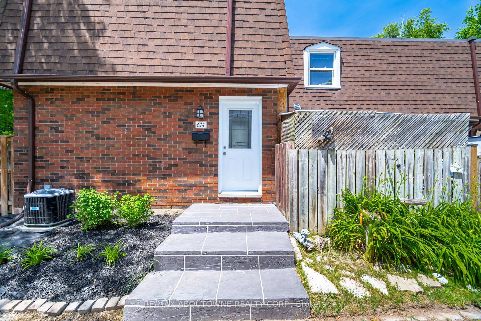 Beautifully Renovated 3 Bedroom Townhome in Desirable LaSalle, Burlington.