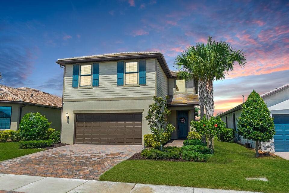 What a Deal ! Priced to Sell Welcome to luxury living in this stunning 2 story almost new 4 3.
