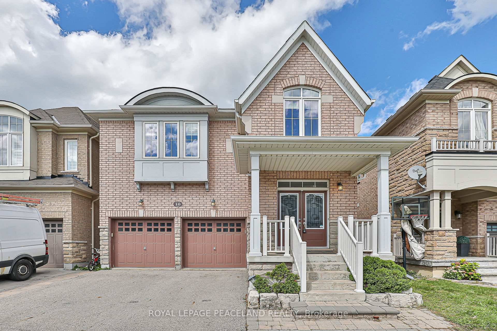 Beautiful Bright amp ; Spacious 4 Bedrooms Detached In Desirable Oak Ridges, Double Door Entrance, 9 Feet Ceiling On Main Level.