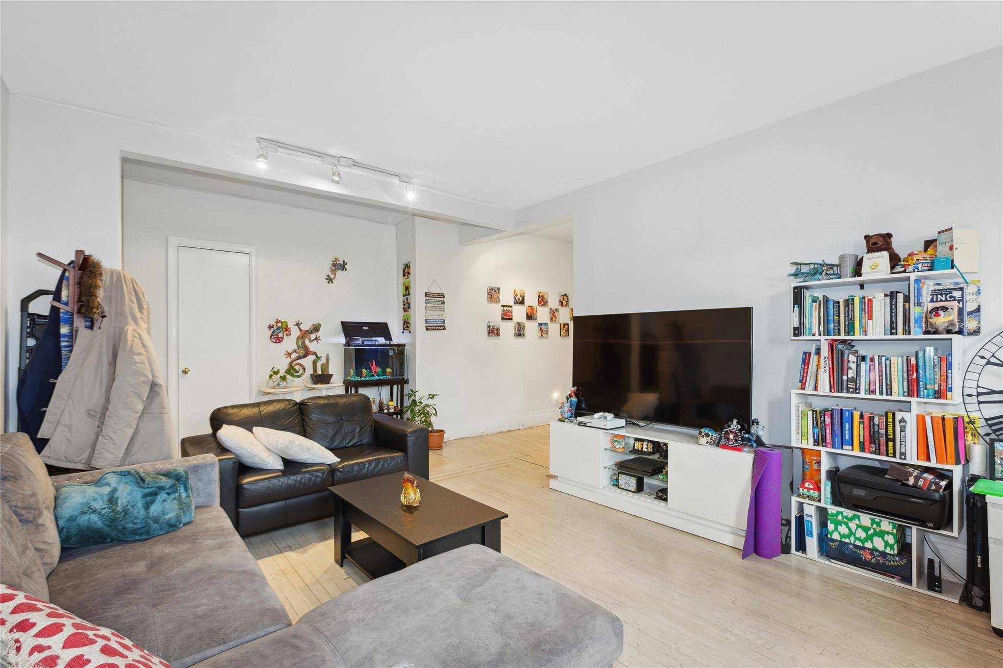 Bright amp ; Spacious 3 Bedroom Condo Prime Location !