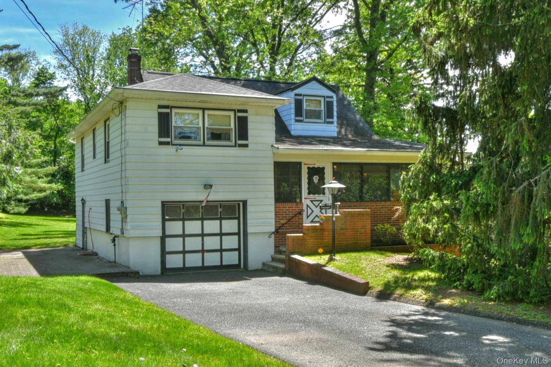 FULLY AVAILABLE ! Welcome to this beautifully maintained, well built 3 bedroom, 1.