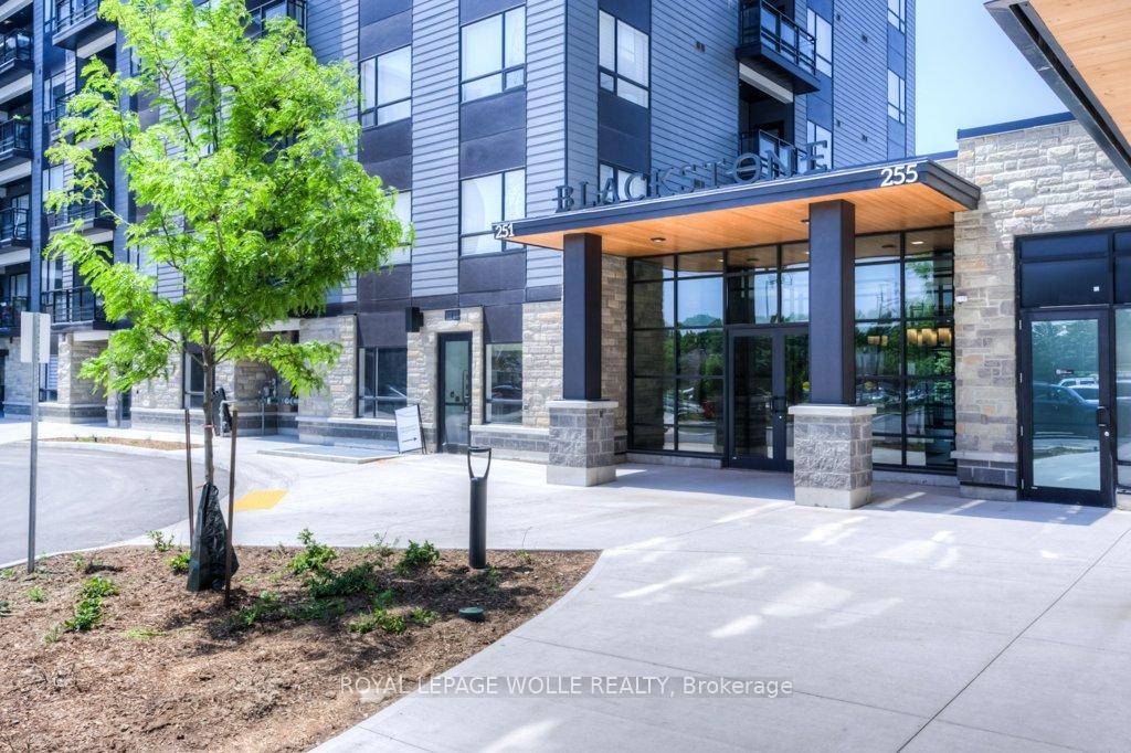 Stylish 1 Bedroom Condo for Lease with Large Balcony and a great view in Waterloo !