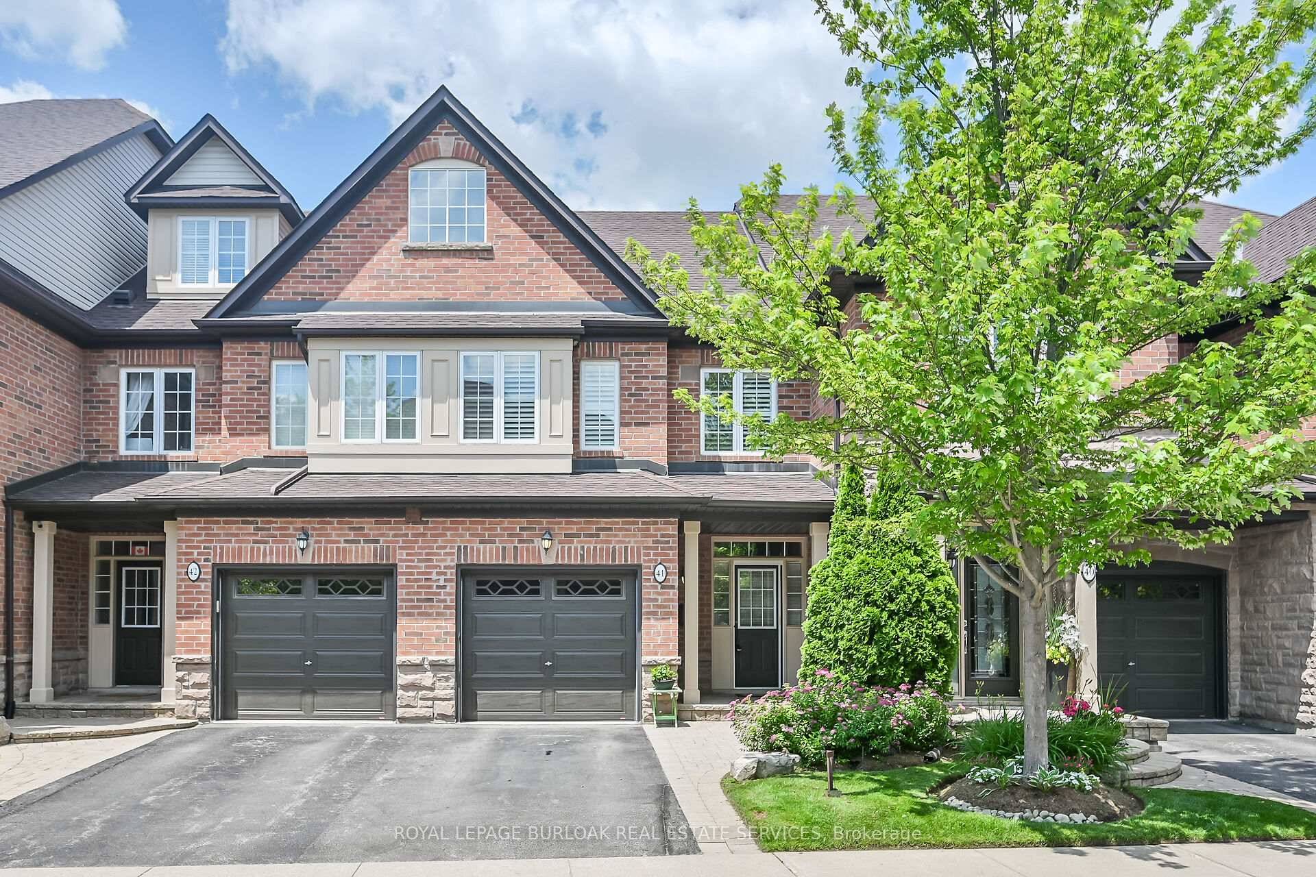 Welcome to 300 Ravineview Way in The Brownstones a highly sought after townhome complex in Oakville !