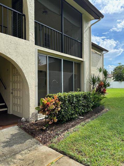 Welcome to La Pinata, a beautifully maintained HOPA community in the charming city of Greenacres.