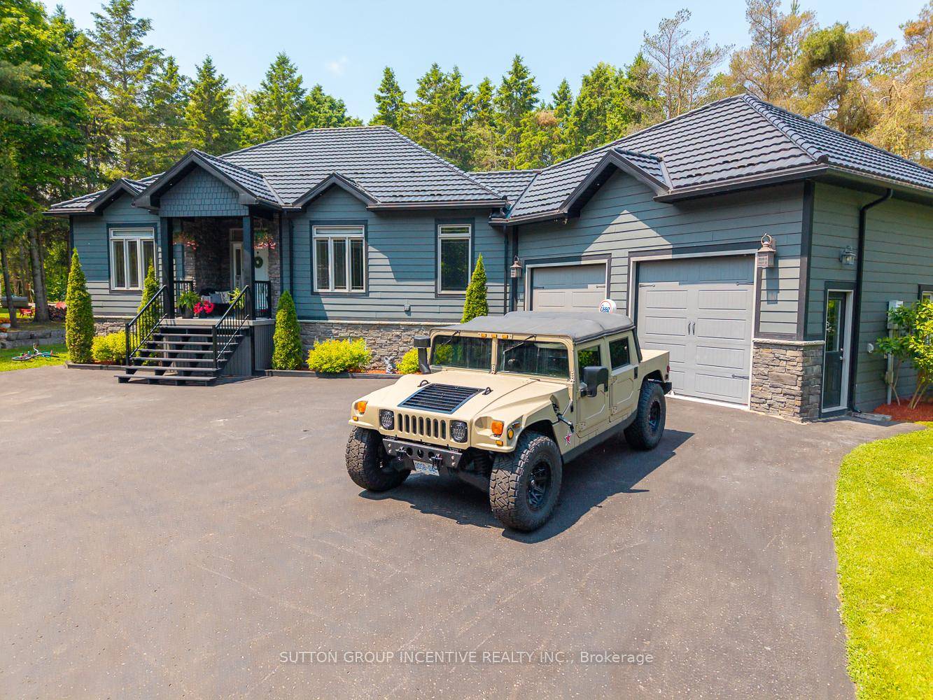Exceptional Family Home on 5 Acres !