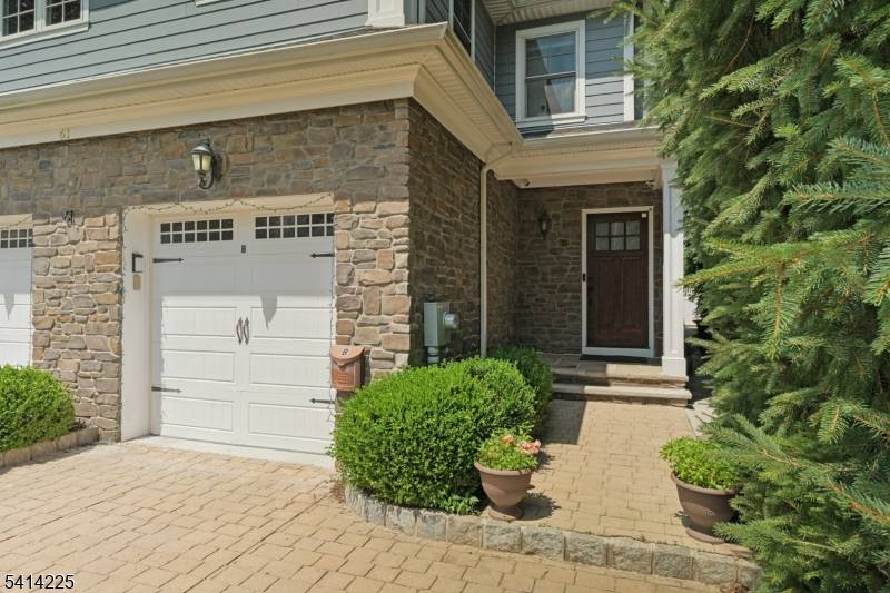 YOUNG CONSTRUCTION CUL DE SAC LIVING CLOSE TO EVERYTHING !