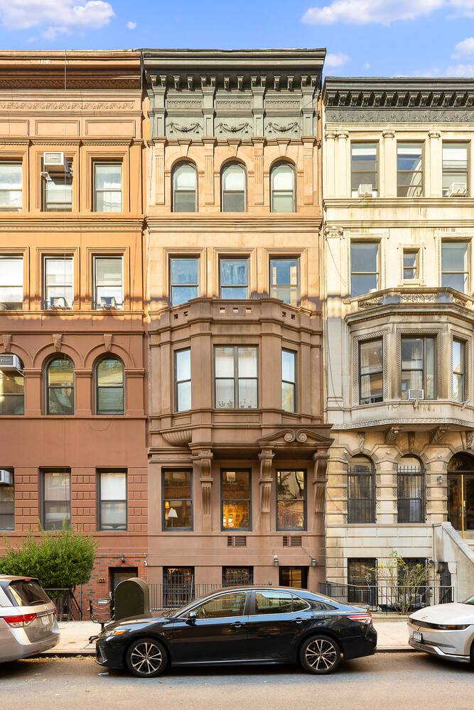 Alta Real Estate is proud to announce the sale of this spacious and charming one bedroom apartment at 133 West 75th Street, just around the corner from Columbus Avenue and ...