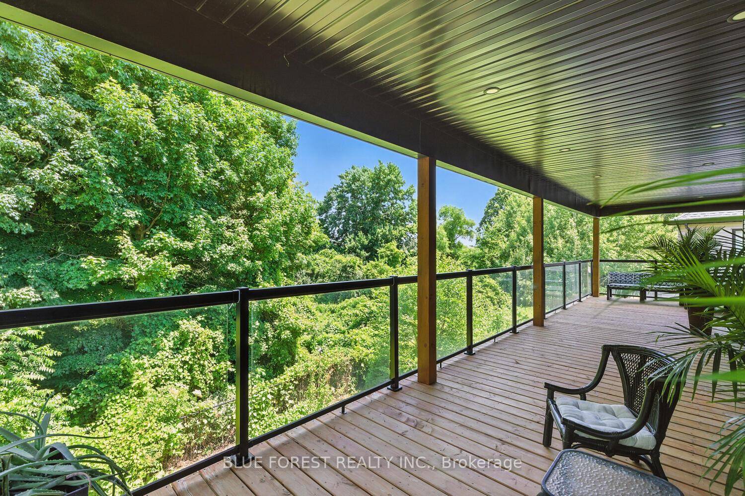 This show stopping North London 5 year old home offers the best of both worlds sleek, modern urban style at the front and a nature lover's paradise at the back.