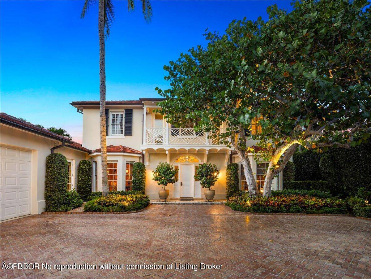 This absolutely stunning Old Palm Beach style custom estate designed by Tom Kirchhoff and featured in Architectural Digest is in outstanding condition on one of the most desirable north end ...