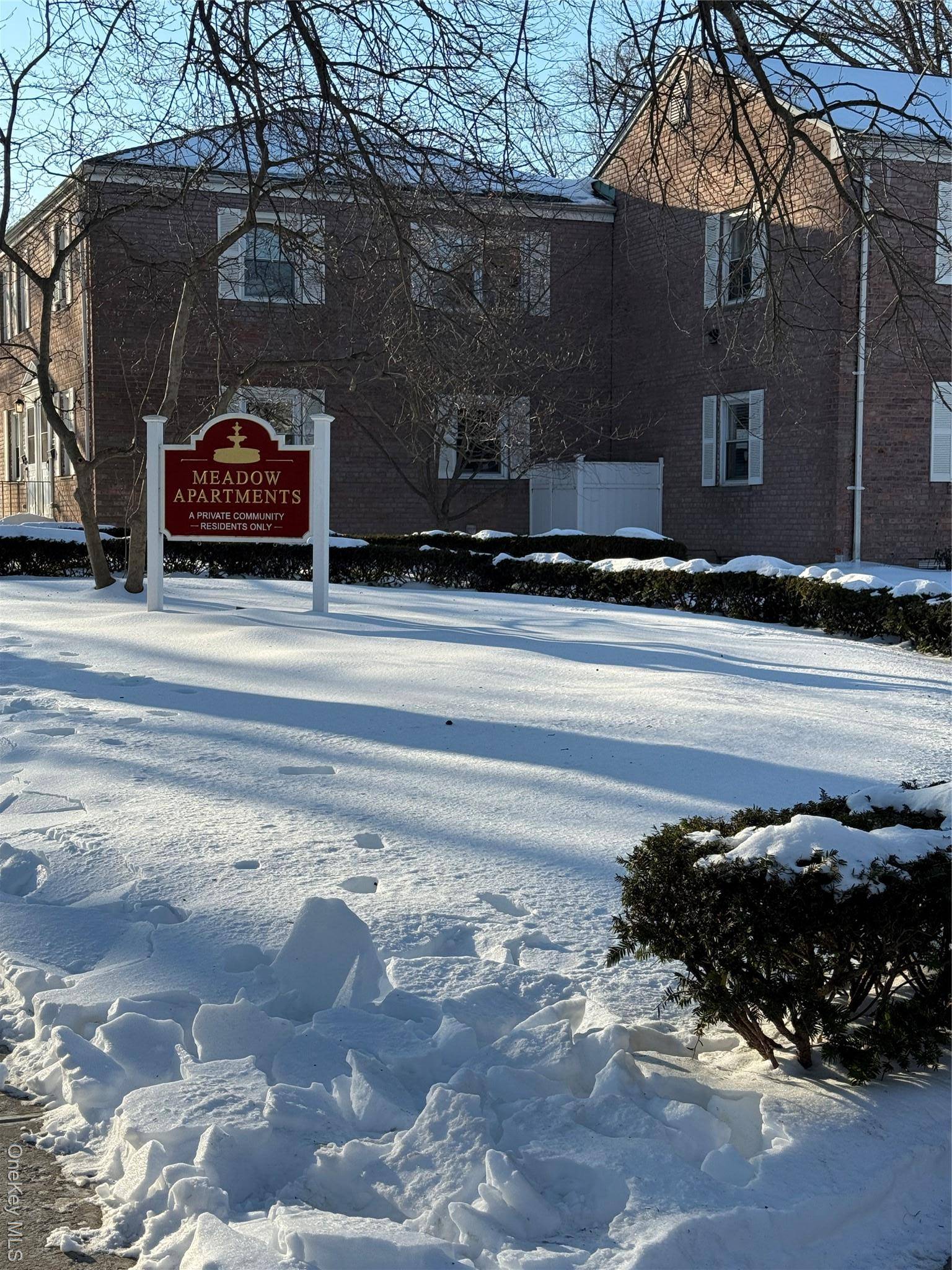 Beautifully Renovated 2BR 2BA Duplex in Quiet Forest Hills Welcome to this exceptional 2 bedroom, 2 full bathroom duplex apartment located on a quiet, tree lined street in desirable Forest ...