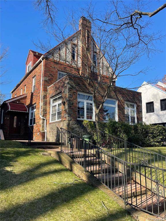 Spacious and beautifully maintained home in the heart of Kew Gardens.