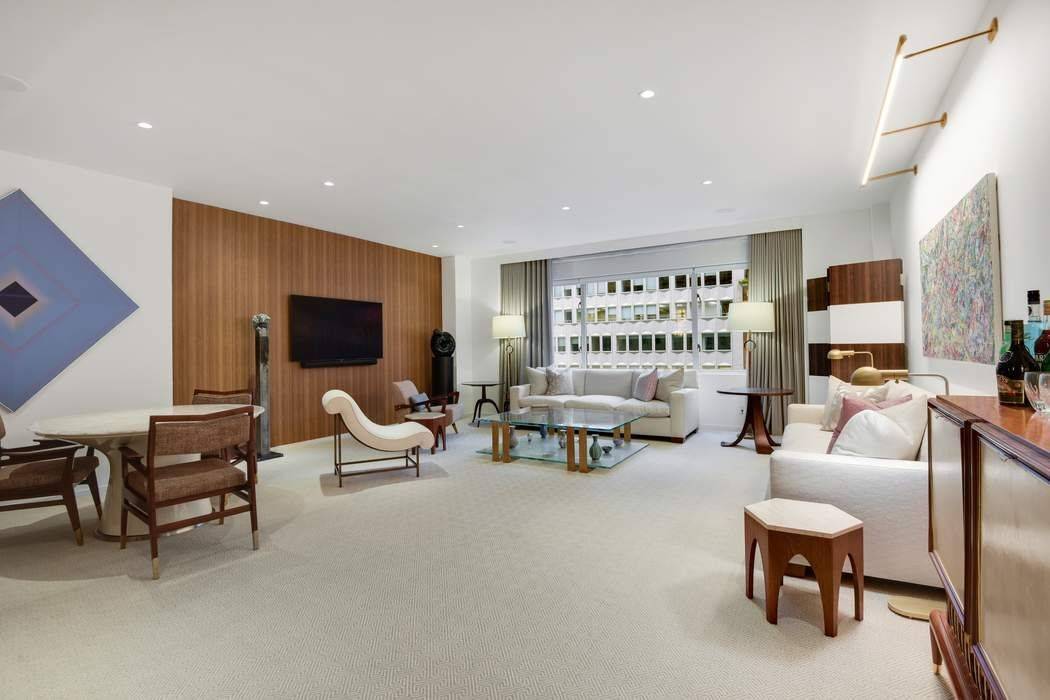 A prized corner residence within a premier full service co op, Residence 15A at 475 Park Avenue offers an exceptional standard of living.