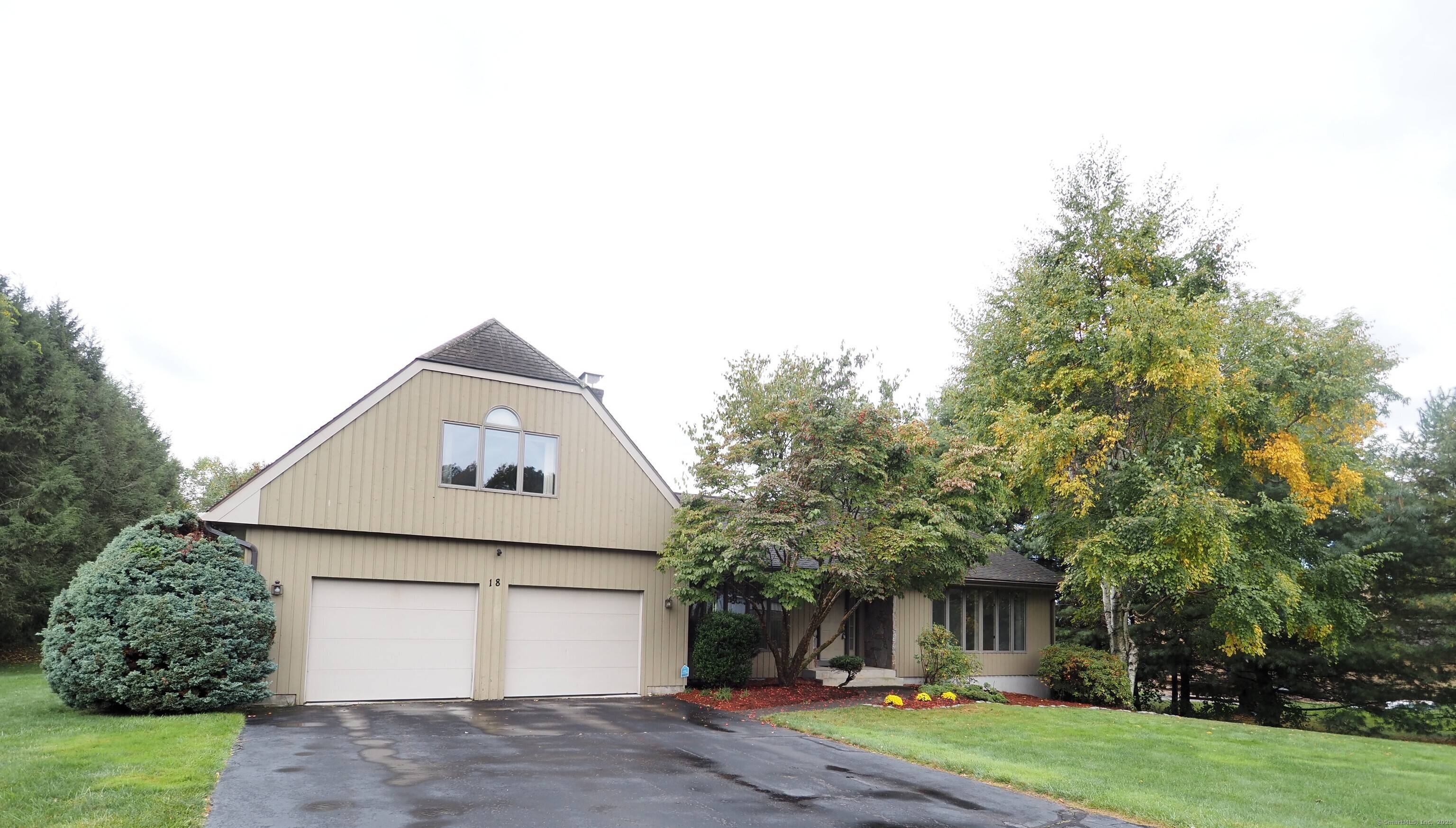 Wonderful contemporary cape with lots to offer !