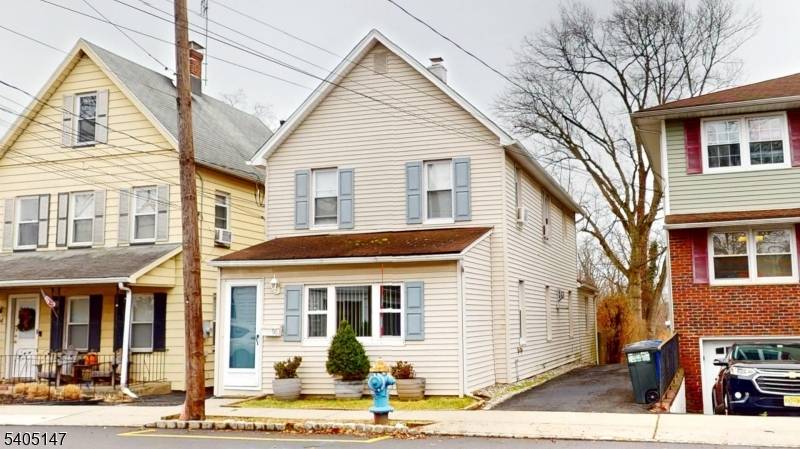 GREAT LOCATION ! 11 miles from Newark Airport, 20 miles from Holland Tunnel, 23 miles from Lincoln Tunnel ; GREAT SCHOOL SYSTEM !