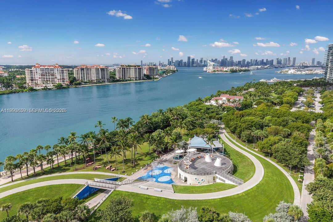 Experience the South of Fifth lifestyle at Portofino Tower.