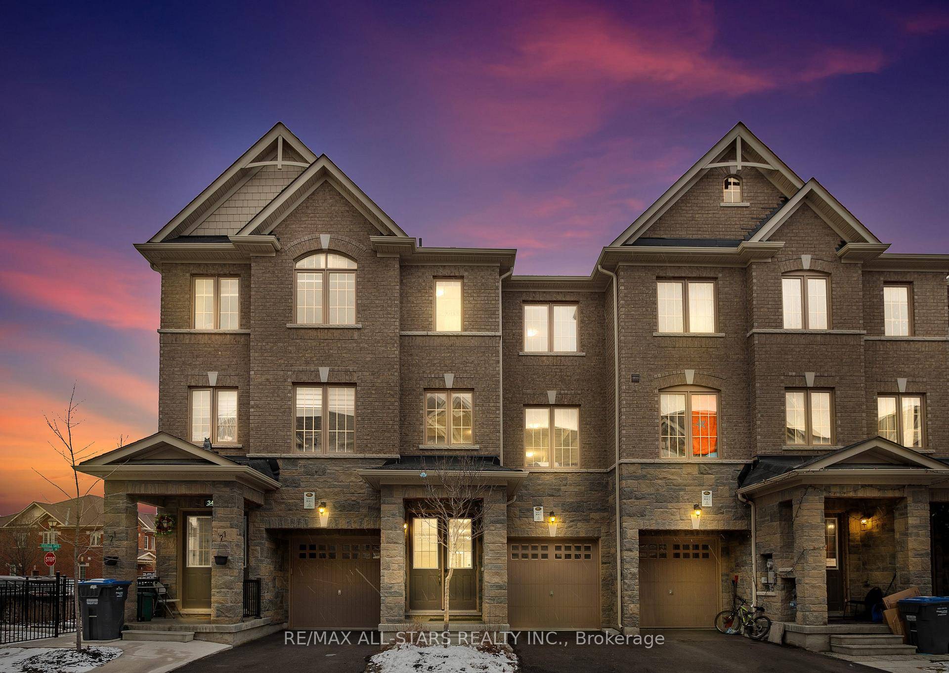 Welcome to 32 Faye St, nestled in the family friendly Brampton East community !