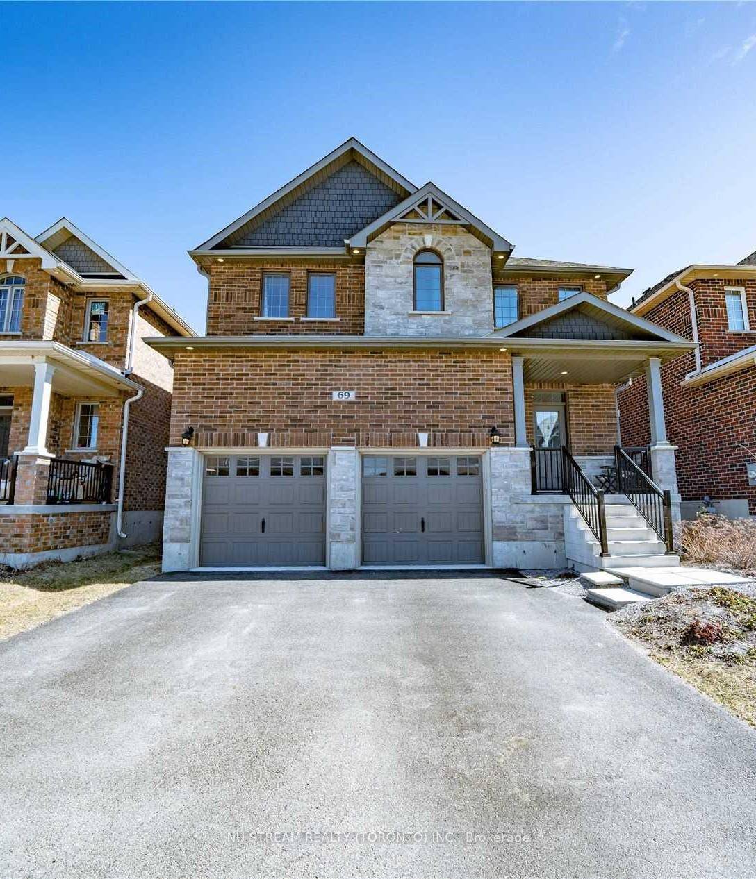 Modern Detached House In South Keswick Newer Community.
