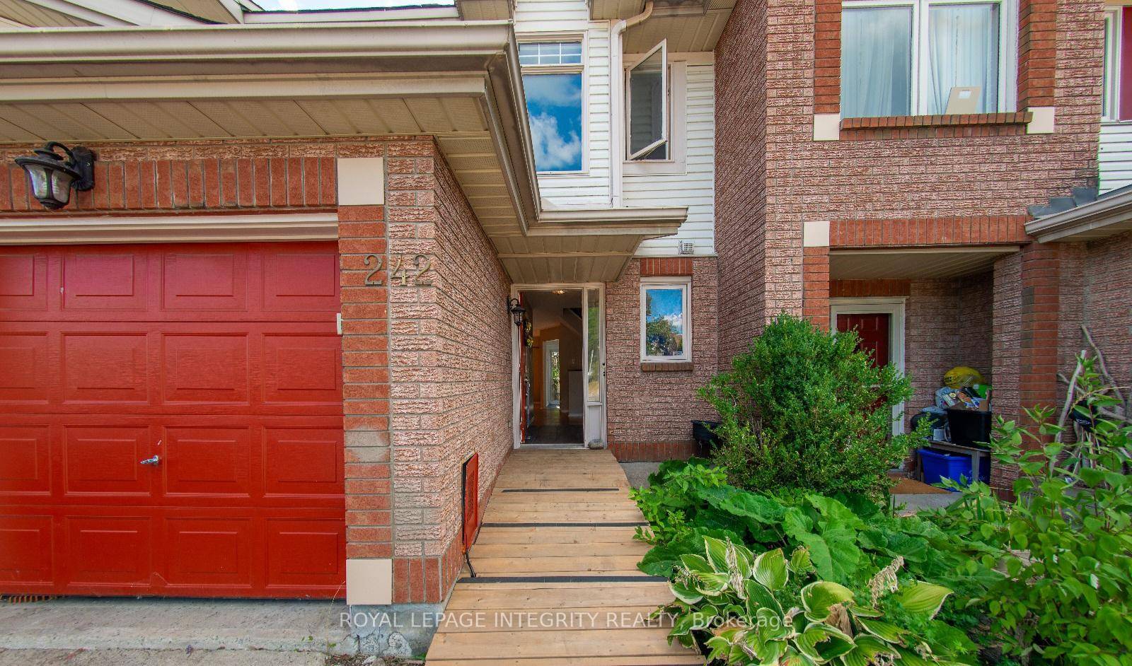 Discover the perfect blend of charm and comfort in this inviting Barrhaven home !