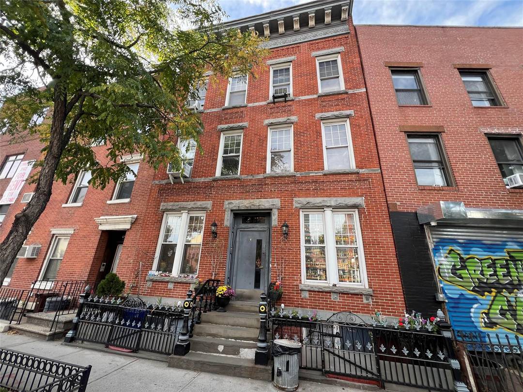 Greenpoint s Waterfront Treasure 53 Franklin Street Delivered Vacant Welcome to 53 Franklin Ave, one of Greenpoint s most beautiful properties now ready for your vision.