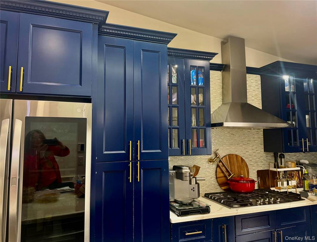 Gorgeous ; completely remodeled ; tenant pays electric ; IGS ; landlord takes care of grass ; tenant remove snow ; speakers outside ; 3 driveway spots are provided ; ...