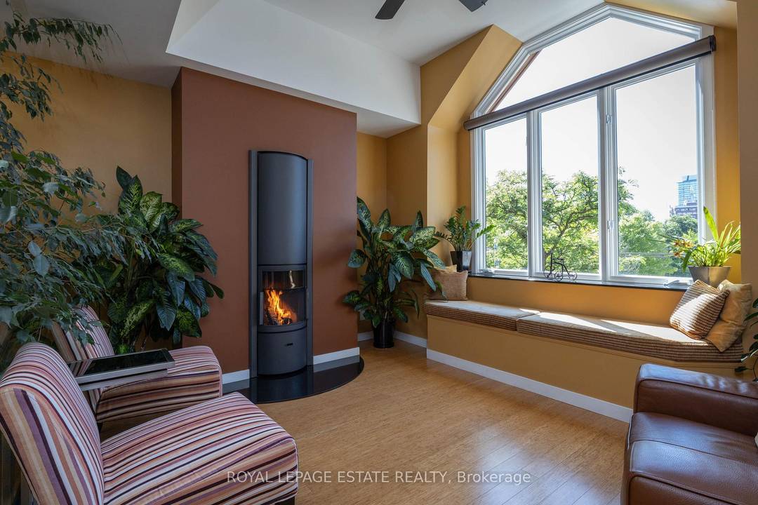 A bright, luxuriously renovated live work opportunity.