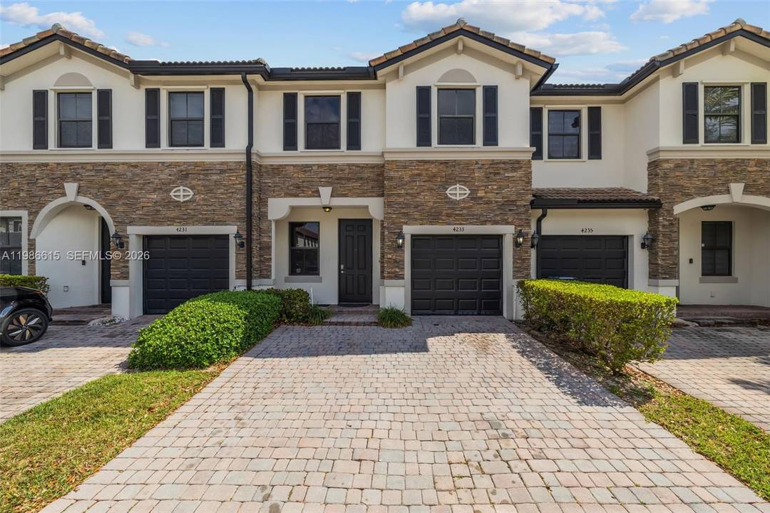 Welcome home to this impeccably maintained townhome in the desirable Interlaken community !