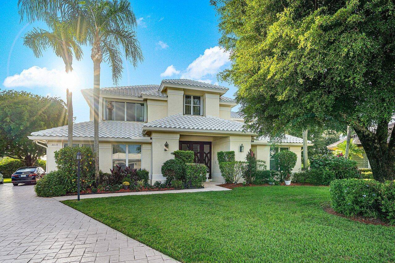 Discover your dream home in the heart of Wellington, ideally located just a short golf cart ride from the renowned Equestrian Showgrounds and Polo Fields.