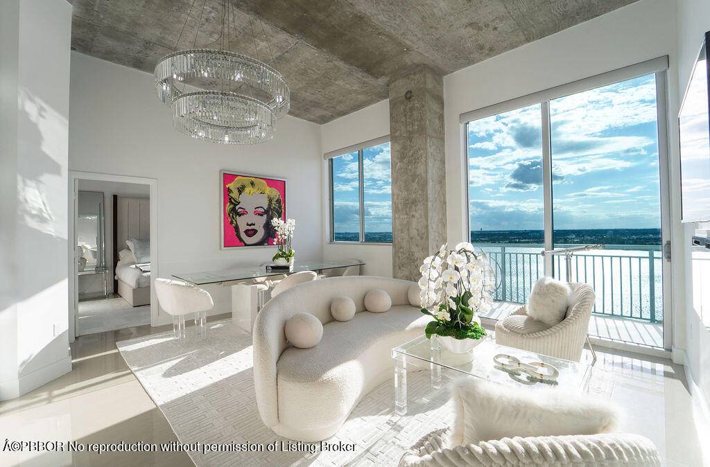 Luxurious 2 2 loft style PENTHOUSE with 12' concrete ceilings !