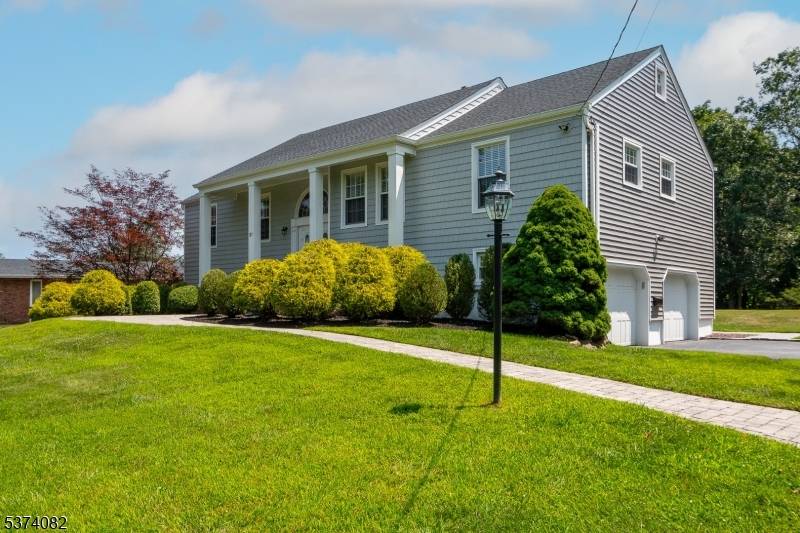 SUPER CUSTOM BI LEVEL WITH SPACIOUS ROOMS ENTRANCE HALLWAY.