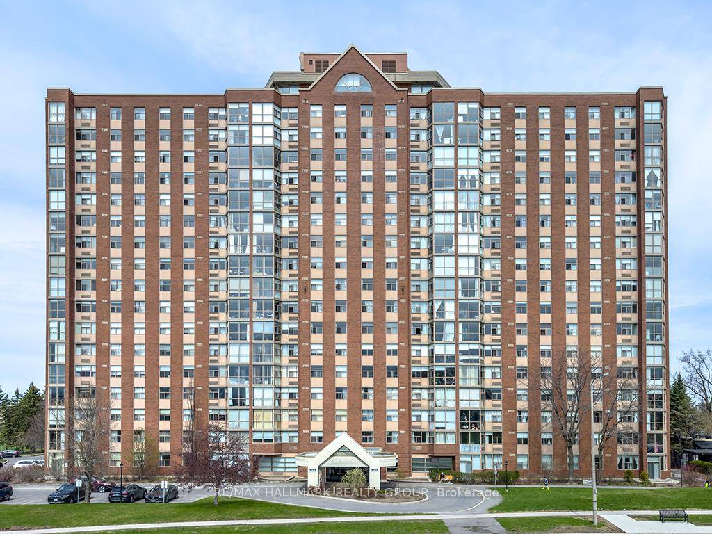 Welcome to this bright and spacious 2 bedroom, 2 bathroom unit with beautiful views of the park !