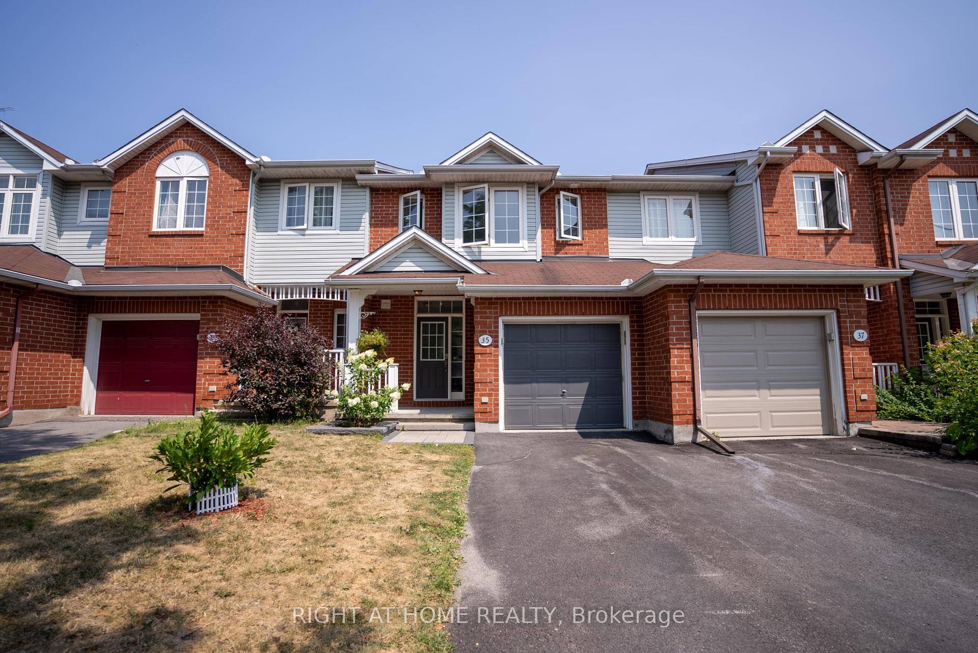 Welcome to 35 Bellrock Drive, Located within walking distance to the prestigious Earl of March Secondary School !