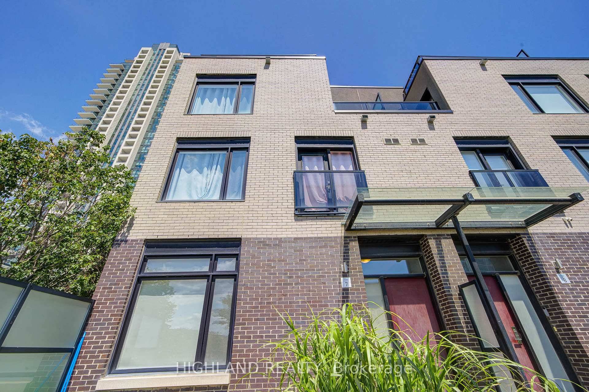 This luxurious end unit townhouse 3 bedroom amp ; 2.