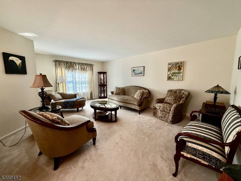 PRISTINE 3 BEDROOM, 2 1 2 BATHROOM TOWNHOME IN MOVE IN CONDITION !