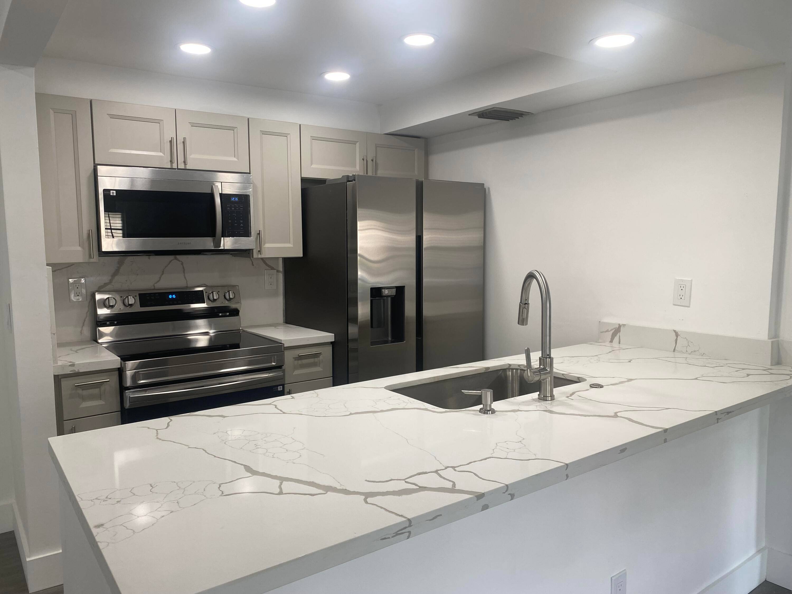 FULLLY RENOVATED. This amazing apartment ha s a new kitchen with new samsung appliances, new floor, new bathroons, new A C 2025.