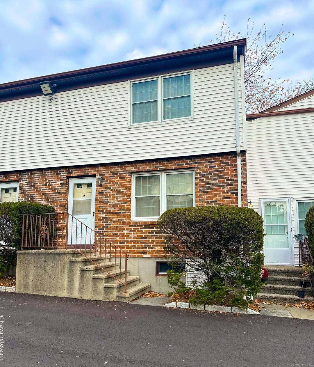 Spacious Three Level Townhouse in Stamford's Desirable Cove Beach Area !