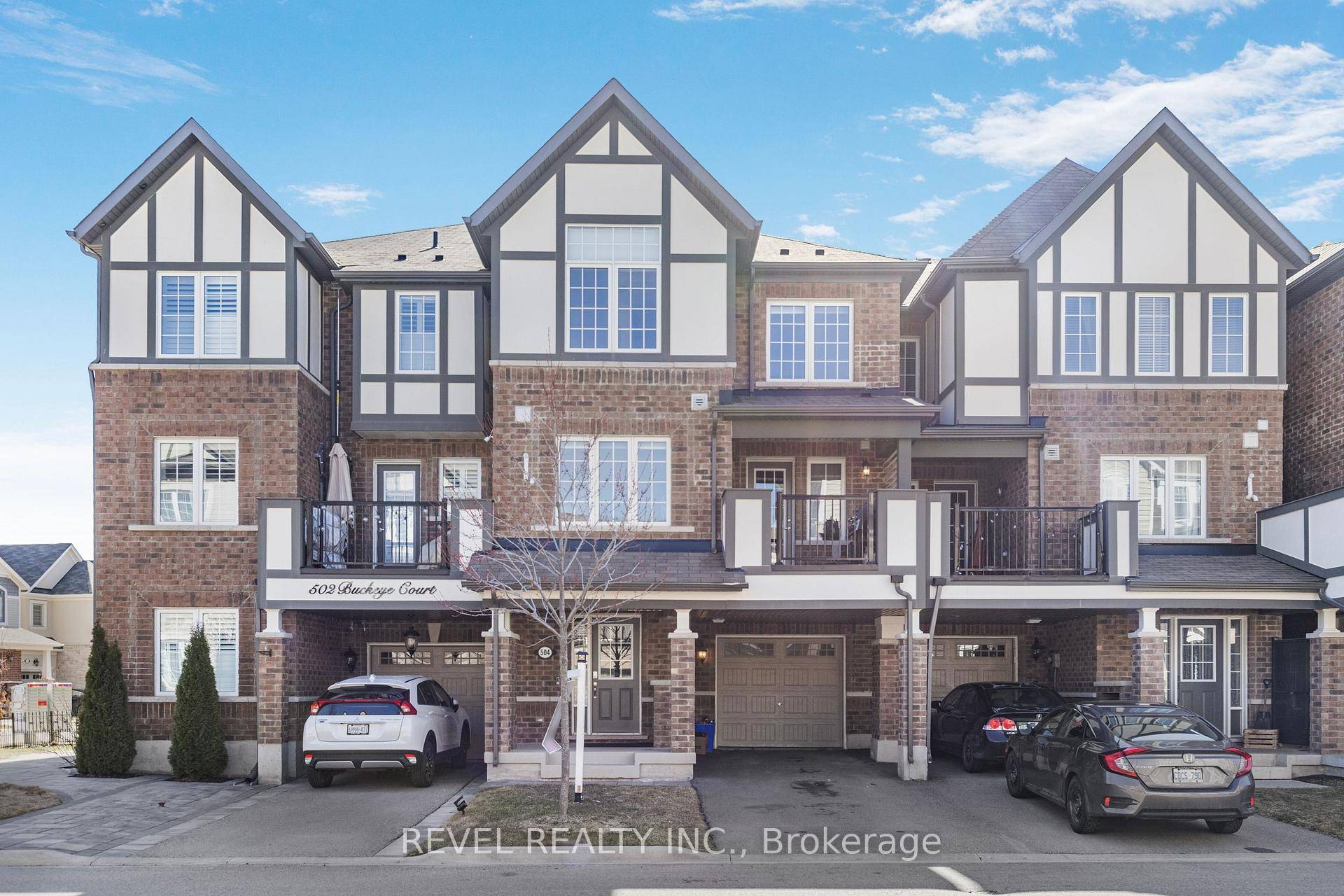 3 spacious bedrooms, 3 full bathrooms, and 3 parking spaces.