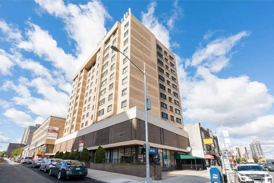 Welcome to this bright and inviting one bedroom apartment located in the sought after Boulevard Condominium.