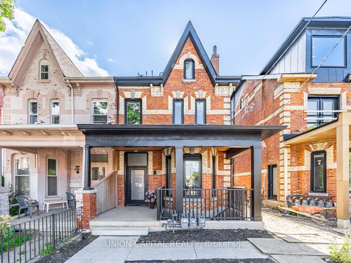 Stunning Large 2 Bedroom 2 Full Bathrooms In The Heart Of Queen West.