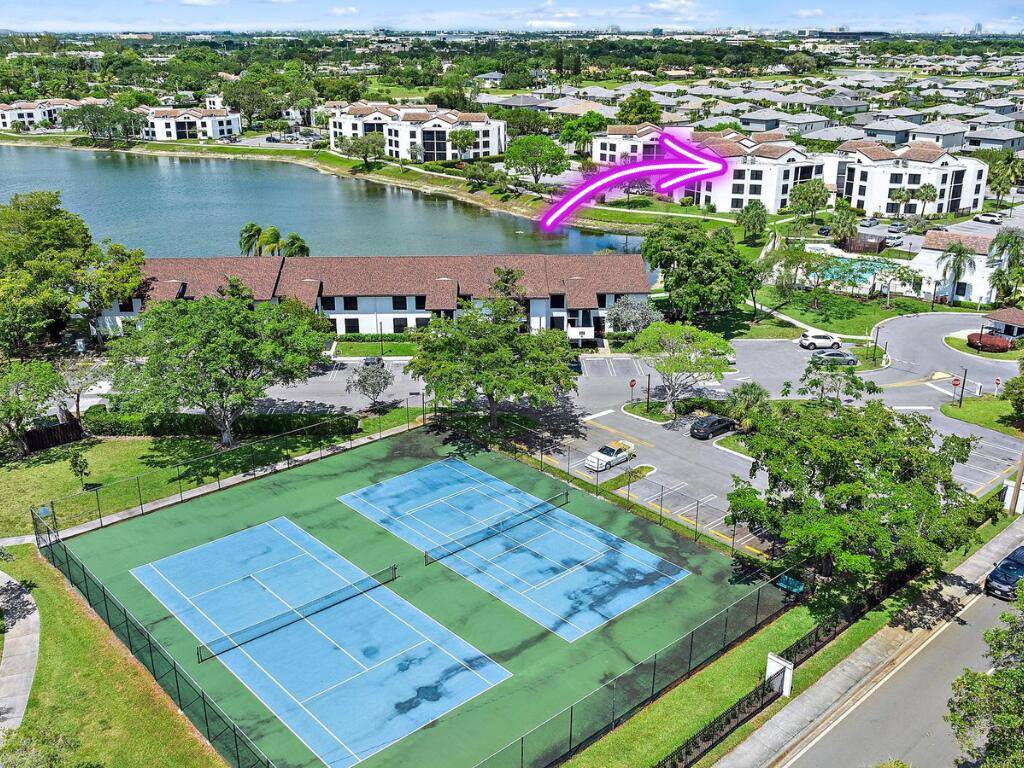 Welcome to this beautiful condo in the heart of Oakland Park !