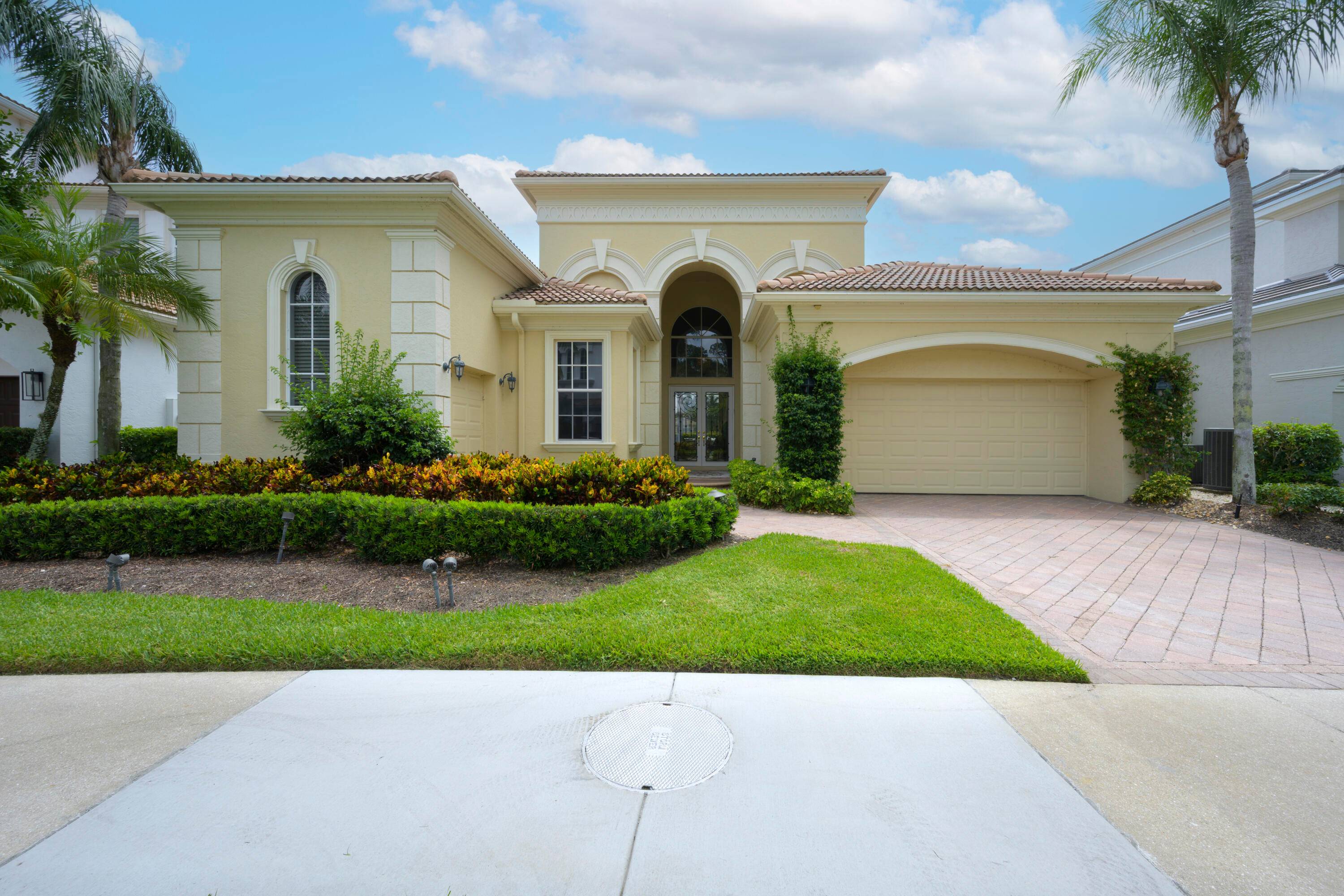 Come to see this light, bright, 1 story full golf home in the country club of Mirasol.