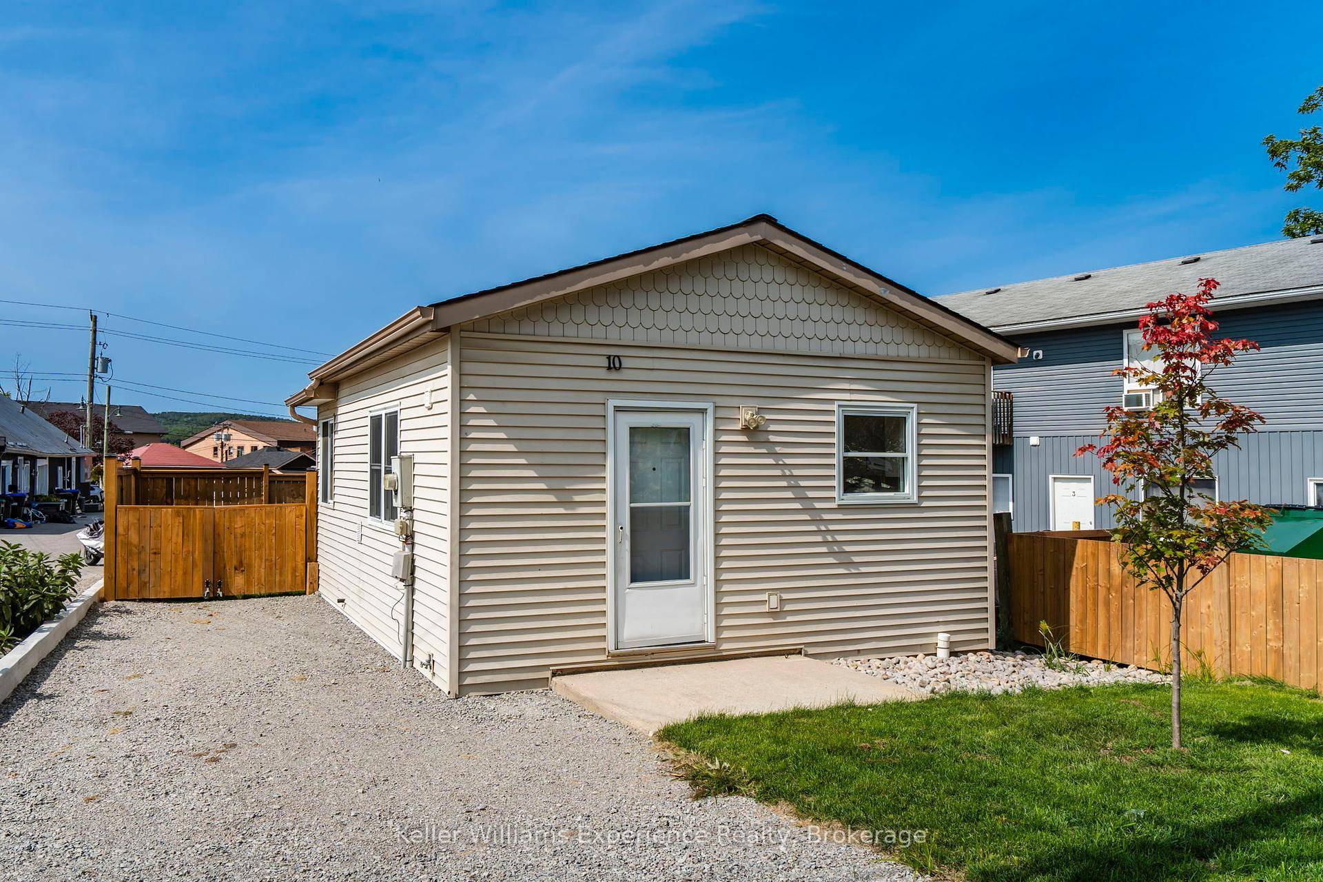 This fully updated 322 sqft home features a brand new kitchen with stone countertops and newer appliances.