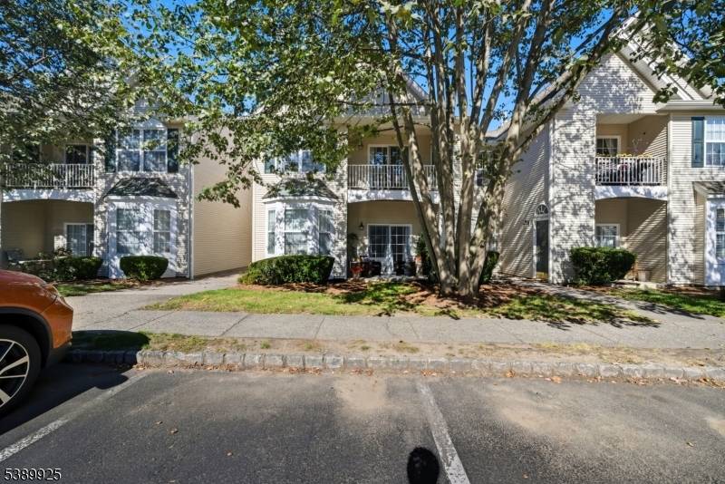 Spacious 2 bedroom, 2 bath multi floor interior unit with a versatile 3rd FL bonus loft located in the desirable Cambridge Heights gated community !
