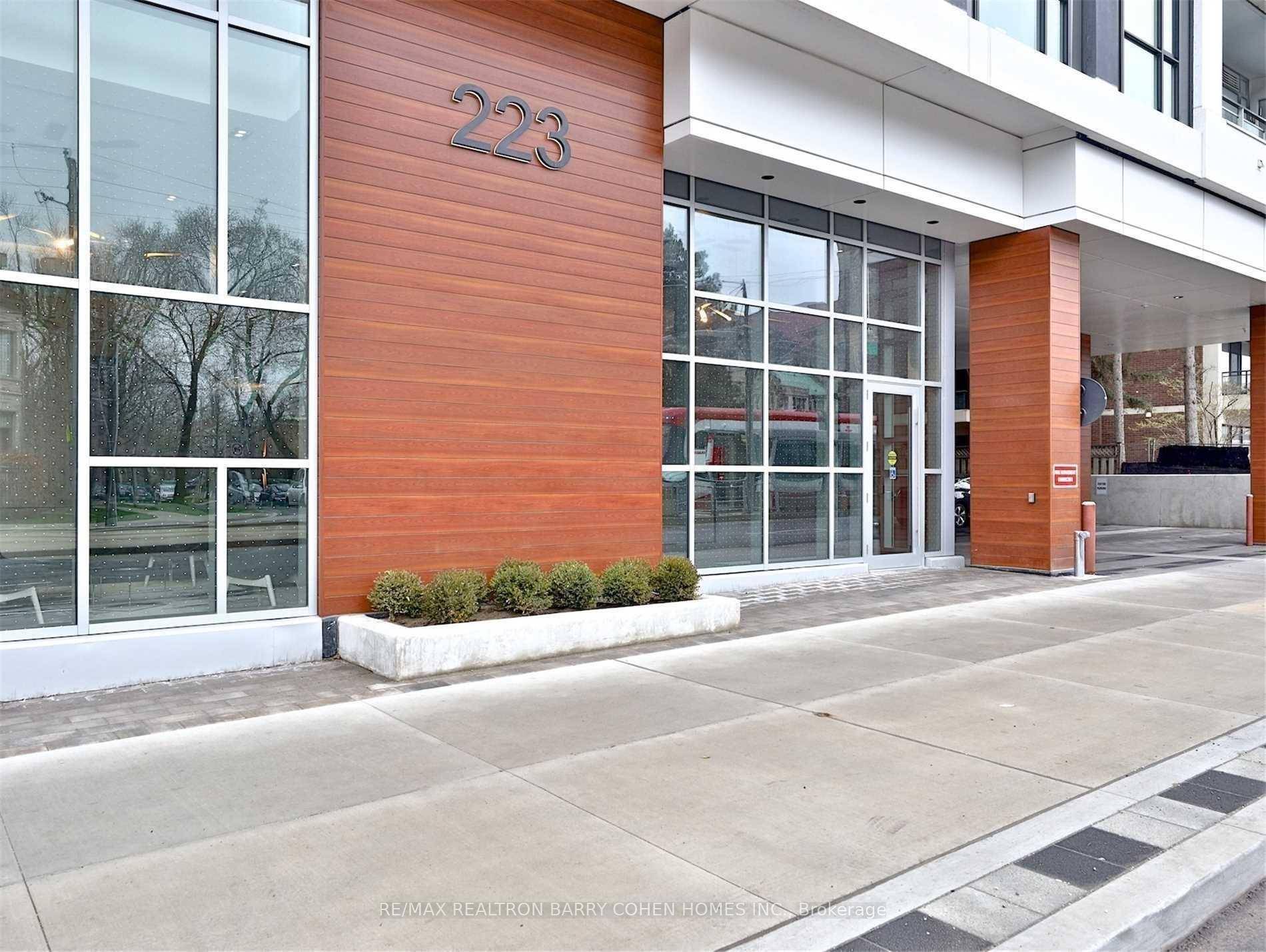 Stunning End Unit Town Home In The Heart Of Forest Hill.