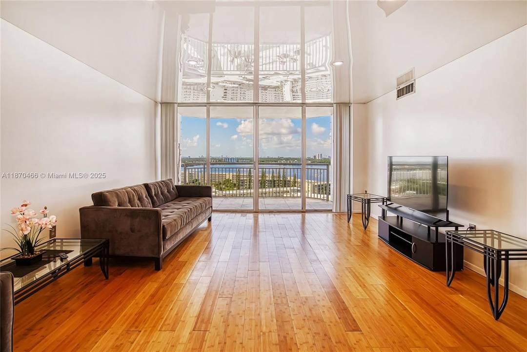 Must see ! Spacious condo in the heart of Aventura with water view, 1565 sft, 2 Bedrooms 2 bathrooms.